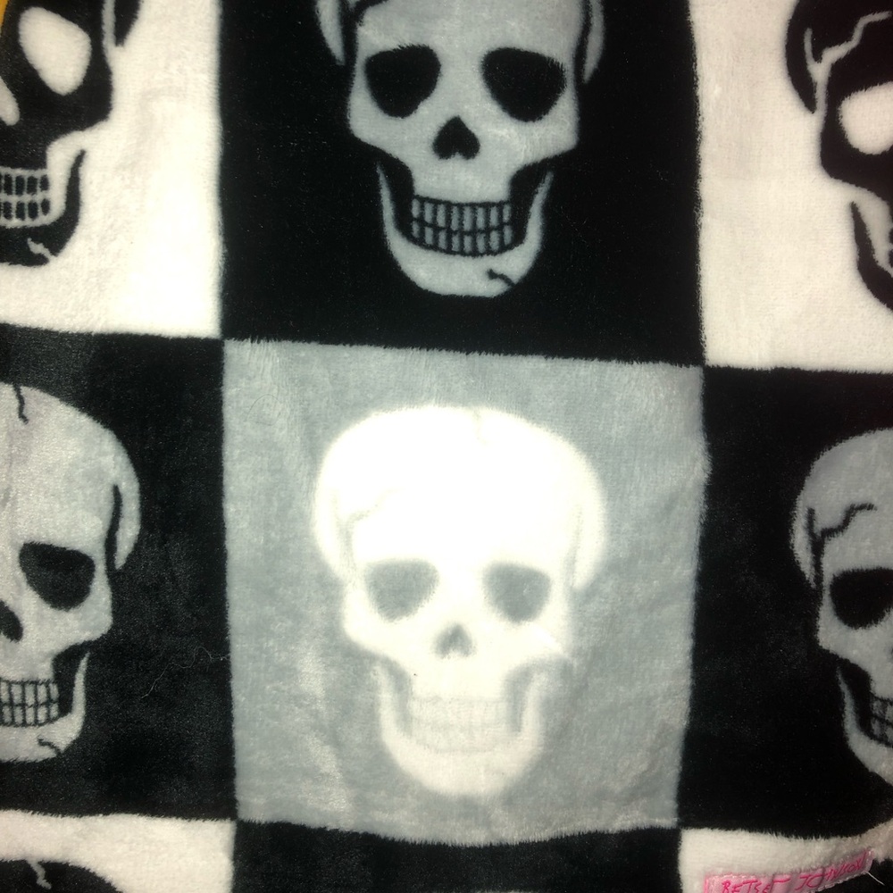 🖤 Betsey Johnson Black & White Skull Throw Blanket